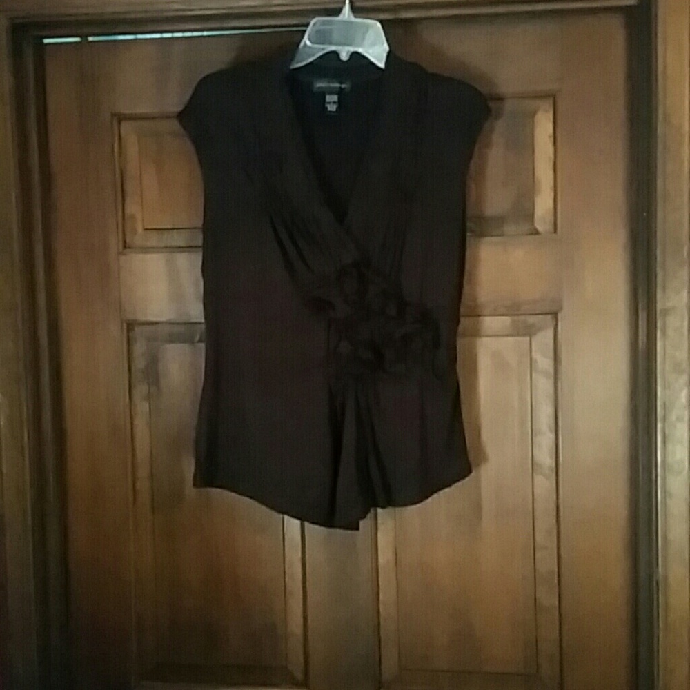 Sleeveless top with flower detail